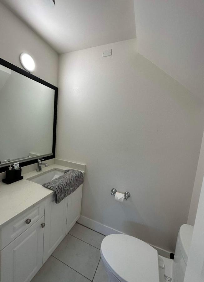 2Br 1.5Ba Full Kitchen Private Guest House - Free Parking - Central Location Vancouver Exterior photo